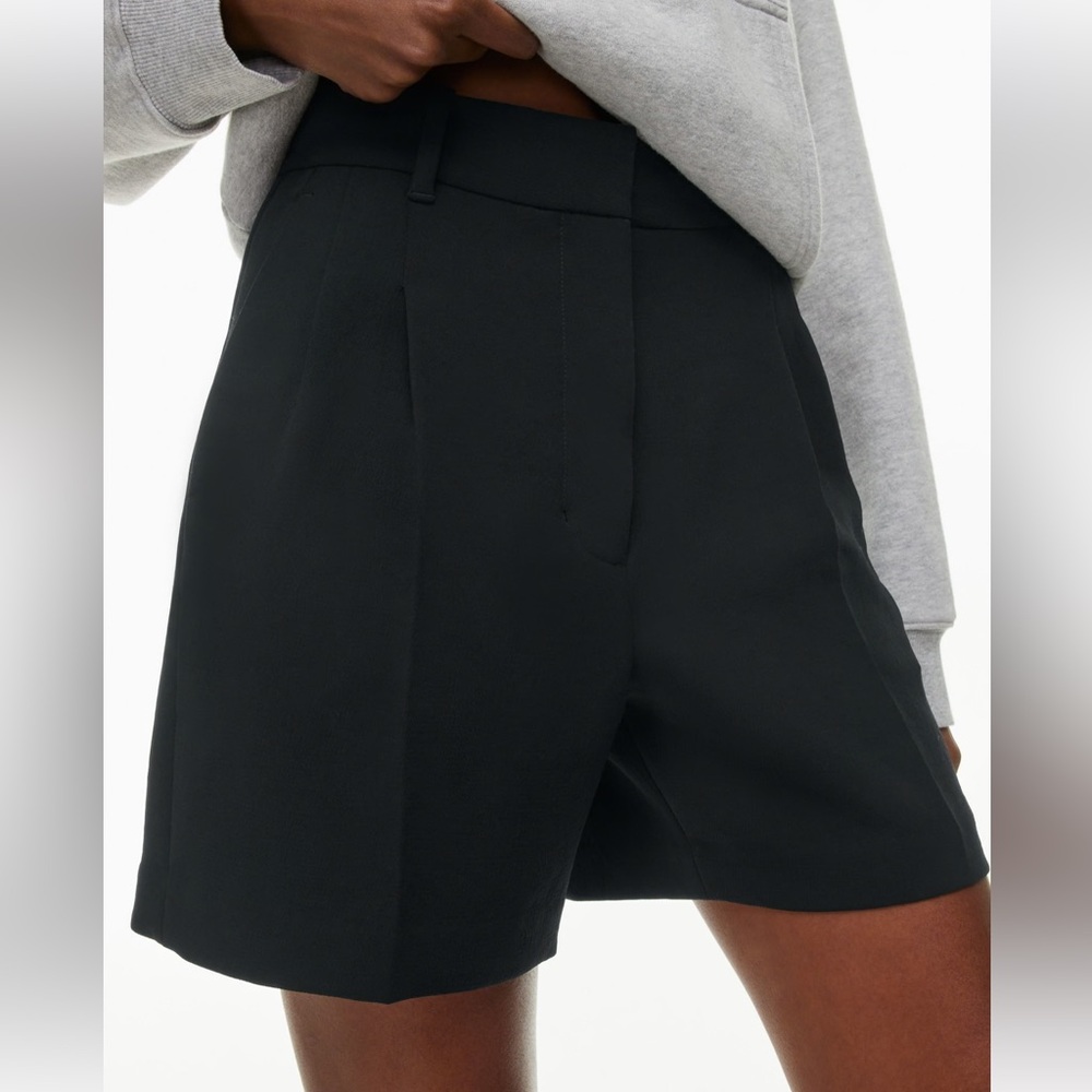Aritzia Effortless short mid thigh - black size 6 NWT!!